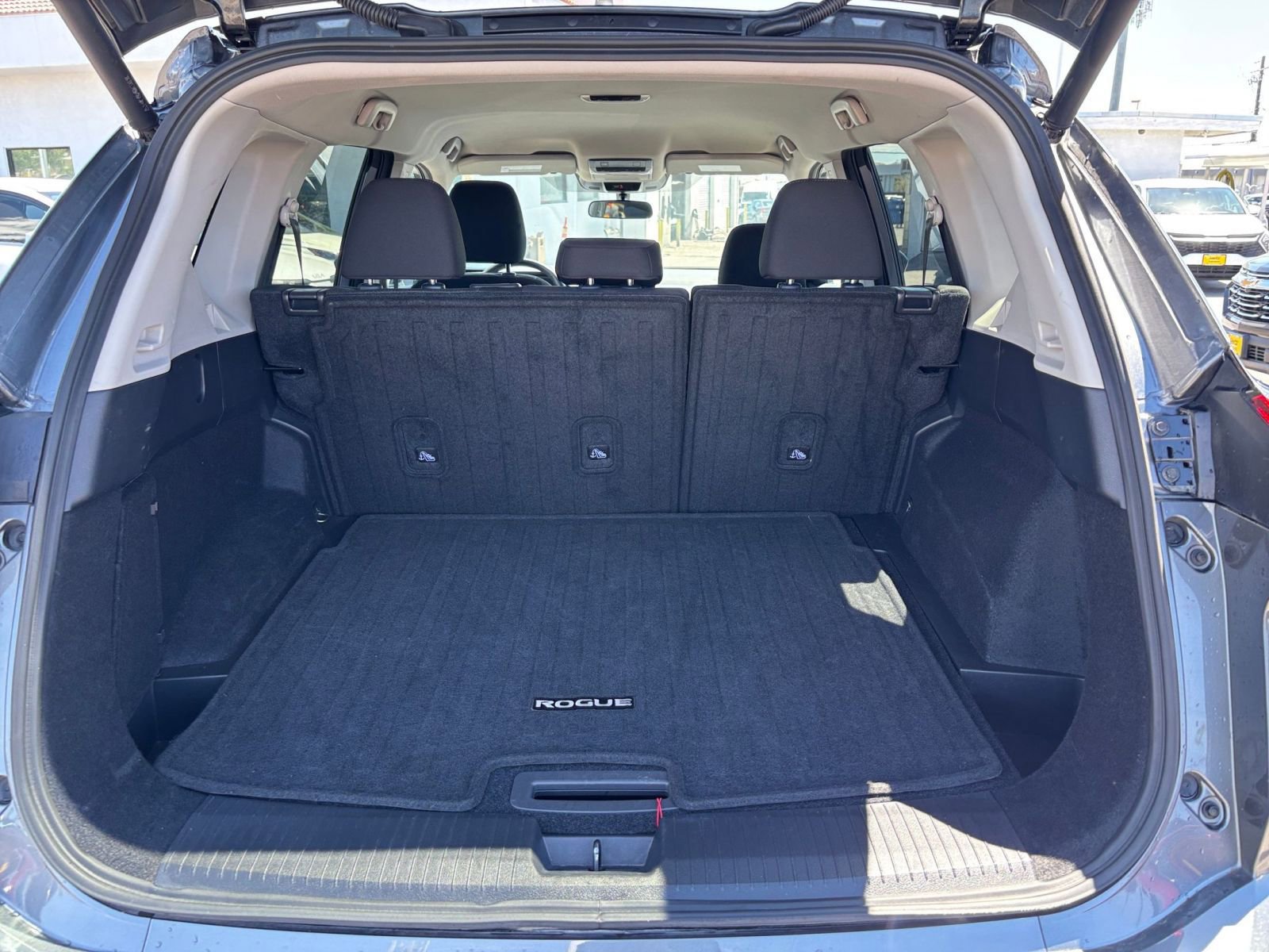Used 2025 Nissan Rogue SV FWD image 33