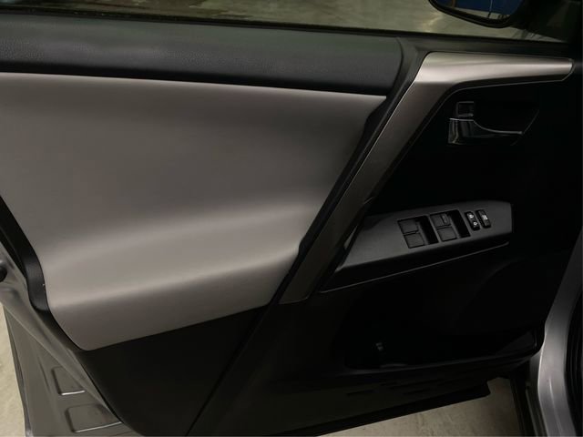 Used 2018 Toyota RAV4 XLE AWD/4WD image 25