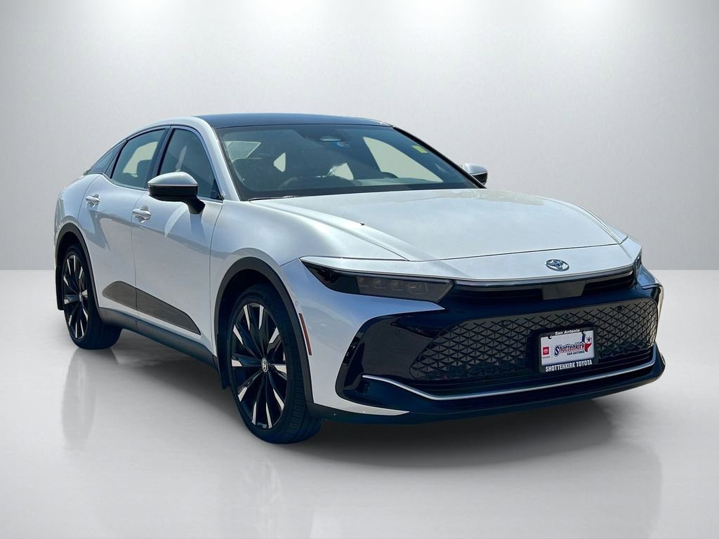 Used 2023 Toyota Crown Platinum image 3