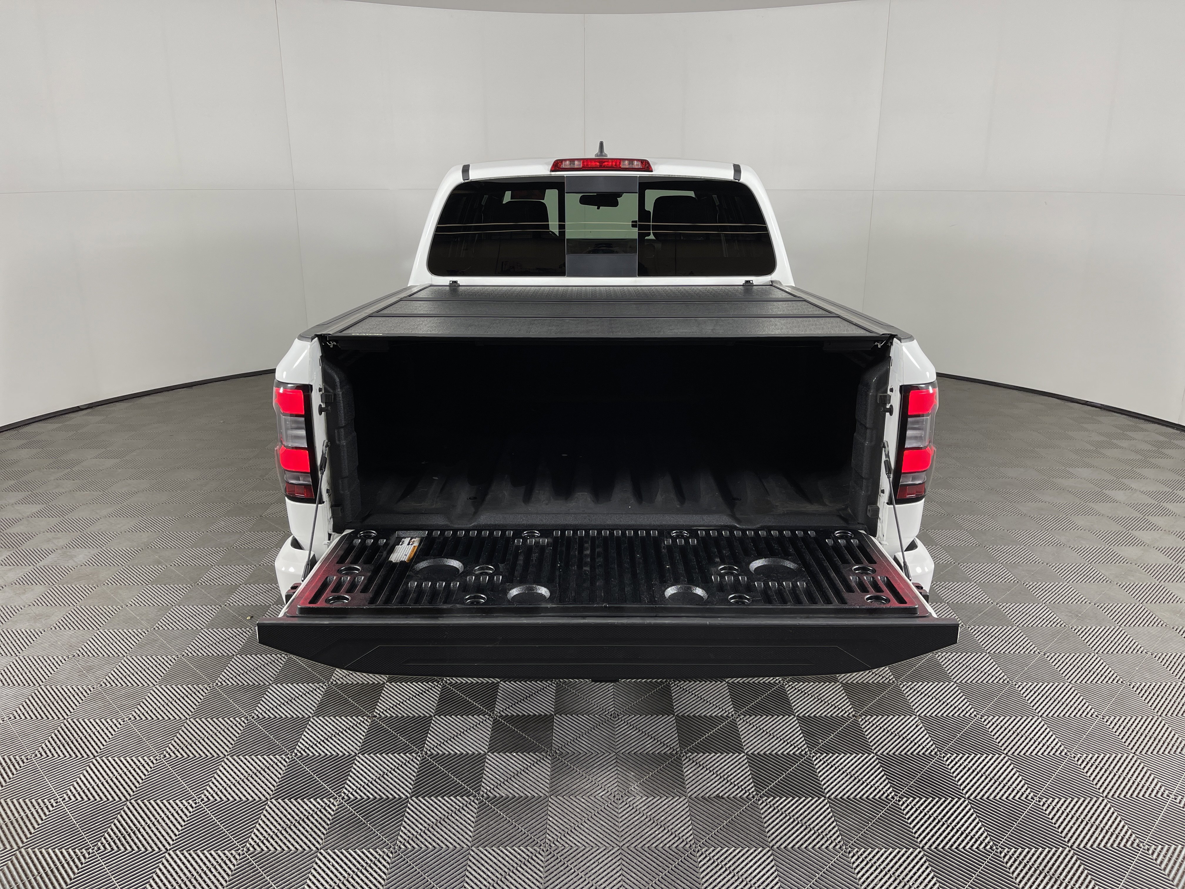 Used 2024 Nissan Frontier PRO-4X w/ Pro Convenience Package image 8