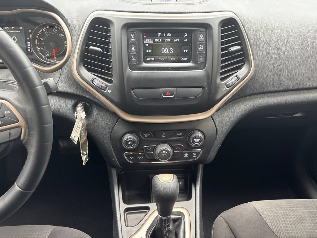 Used 2016 Jeep Cherokee Latitude FWD image 20