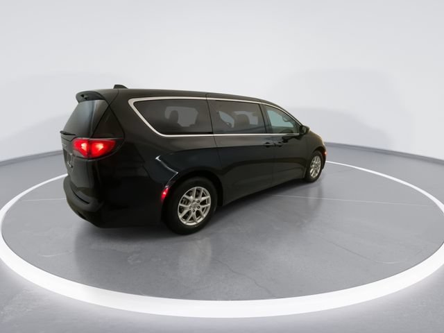 Used 2021 Chrysler Voyager LX w/ Cold Weather Group FWD image 4