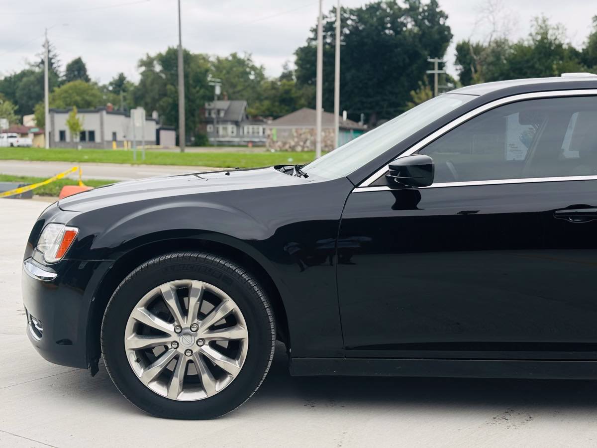 Used 2014 Chrysler 300 AWD image 16
