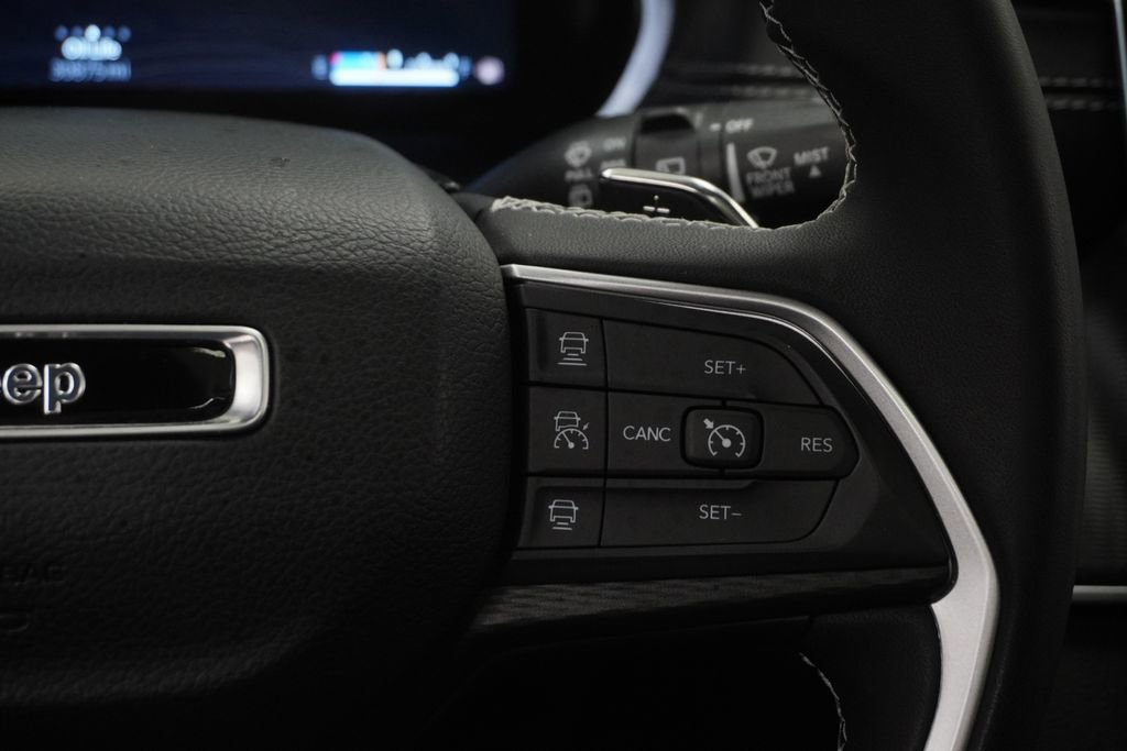 Certified 2024 Jeep Grand Cherokee Laredo X image 40