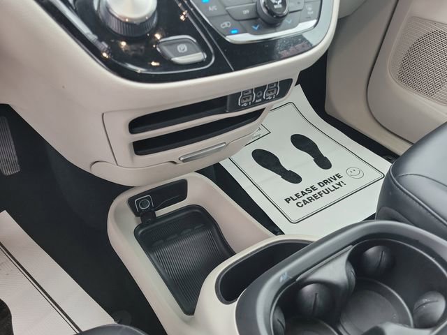 Used 2024 Chrysler Pacifica Touring-L FWD image 29