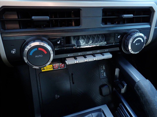 Certified 2025 Toyota Tacoma SR5 AWD/4WD image 17