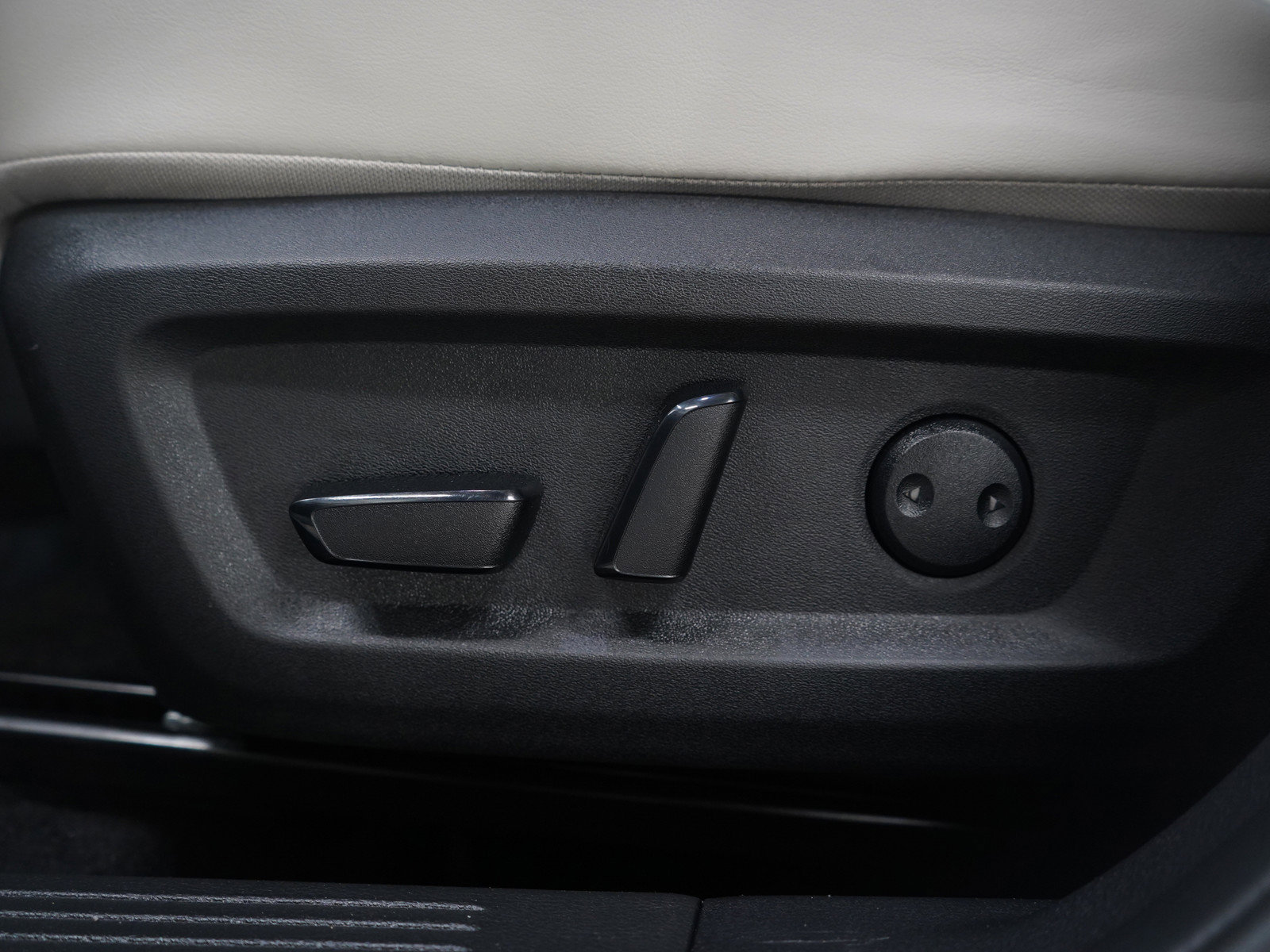 Used 2025 Nissan Rogue SV w/ SV Premium Package image 25