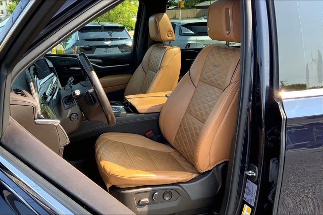 Used 2022 Cadillac Escalade ESV Premium Luxury w/ Performance Package AWD/4WD image 25