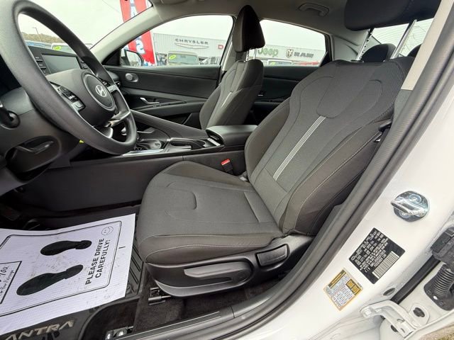 Used 2025 Hyundai Elantra SE image 9