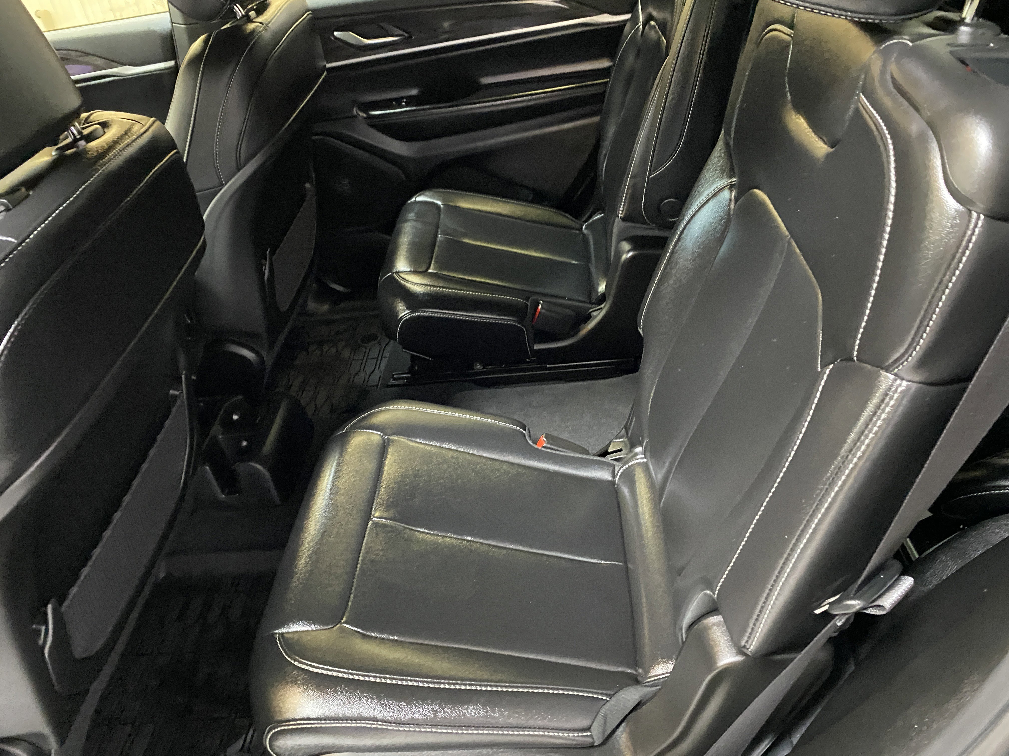 Used 2025 Jeep Grand Cherokee L Limited w/ Black Appearance Package image 24