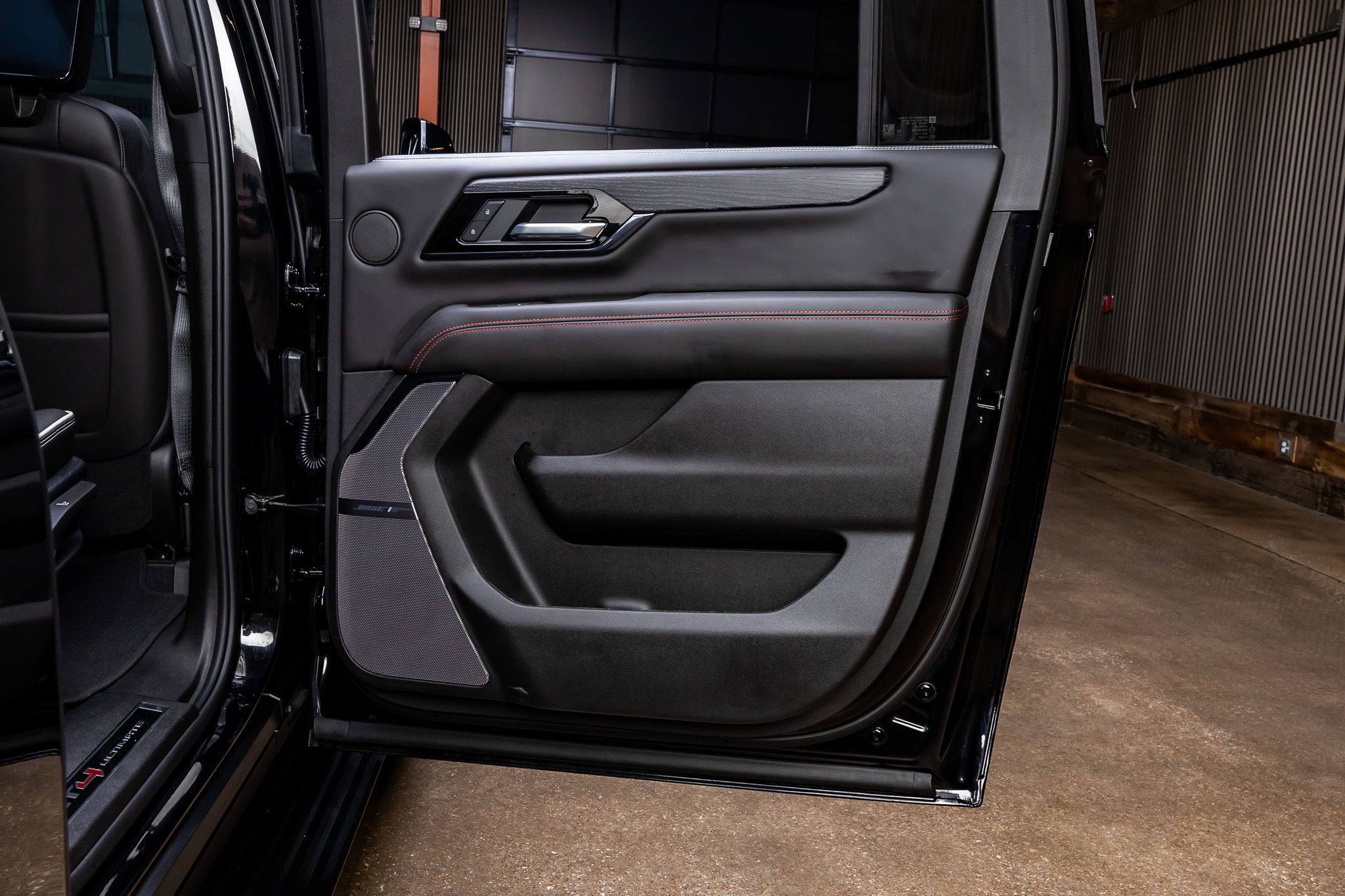 Used 2025 GMC Yukon XL AT4 Ultimate AWD/4WD image 42