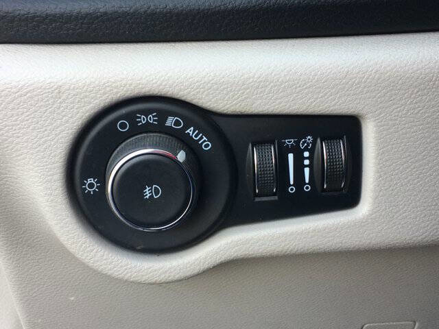 Used 2023 Chrysler Pacifica Touring-L image 25