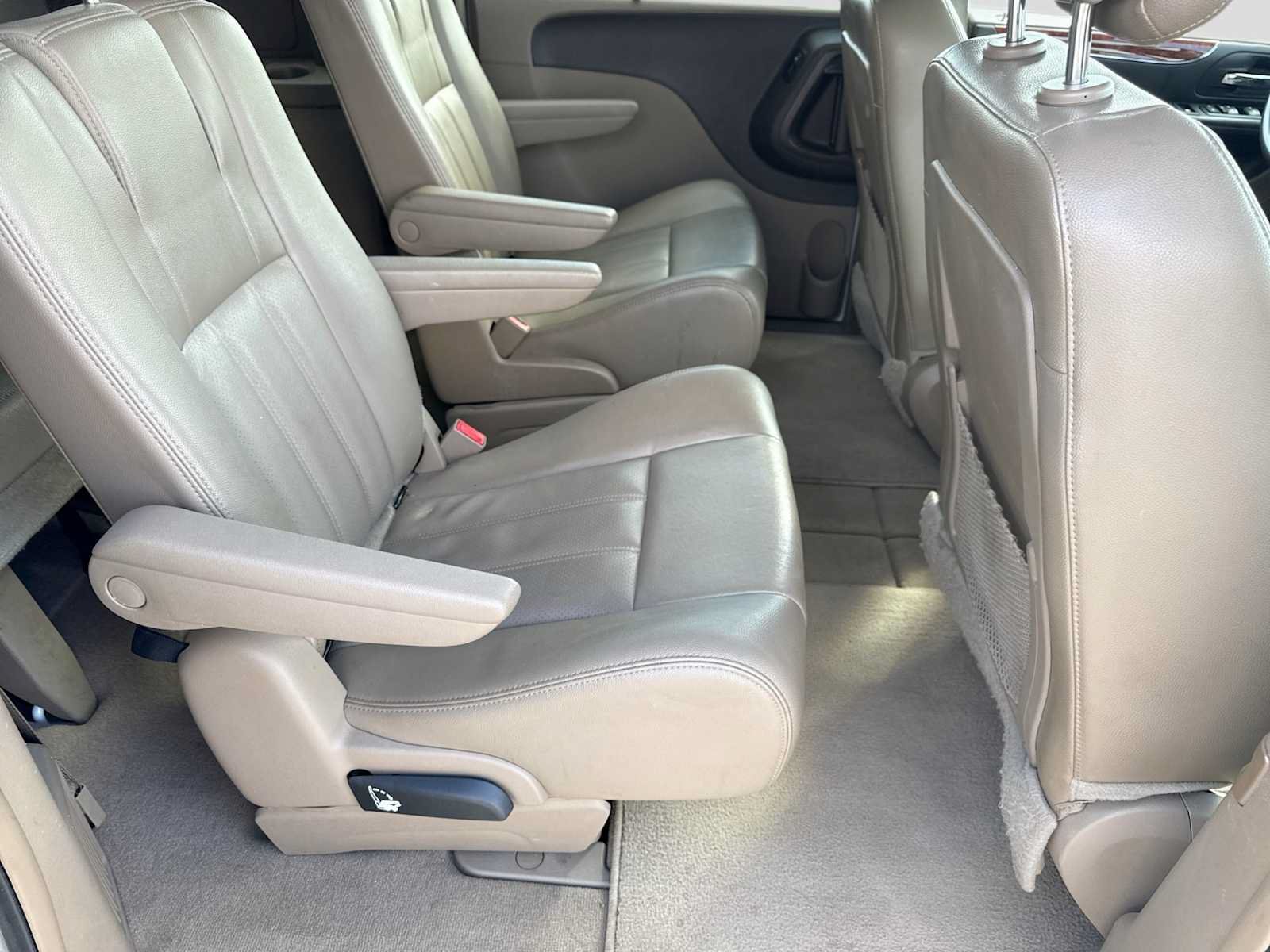 Used 2014 Chrysler Town & Country Touring-L FWD image 19