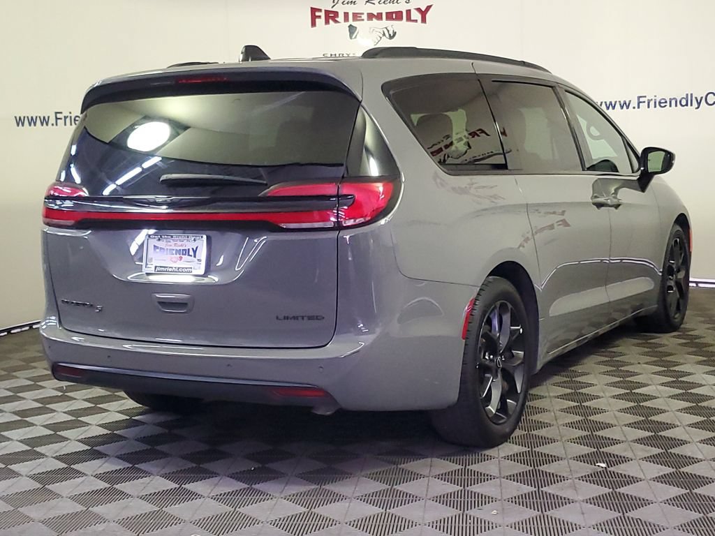 Used 2025 Chrysler Pacifica Limited FWD image 3