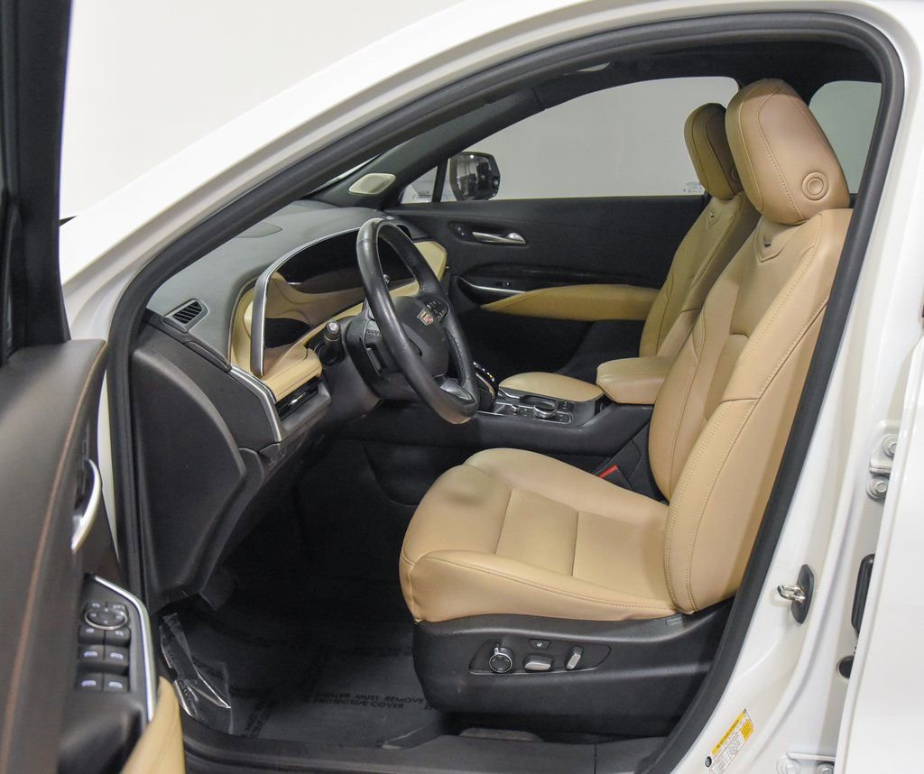 Used 2024 Cadillac XT4 Premium Luxury image 2