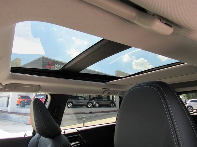 New 2025 Mitsubishi Outlander SE image 16