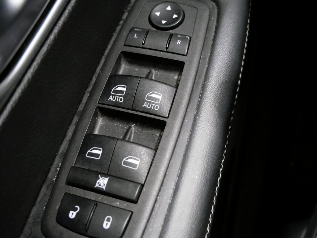 Used 2024 Chrysler Pacifica Select image 13