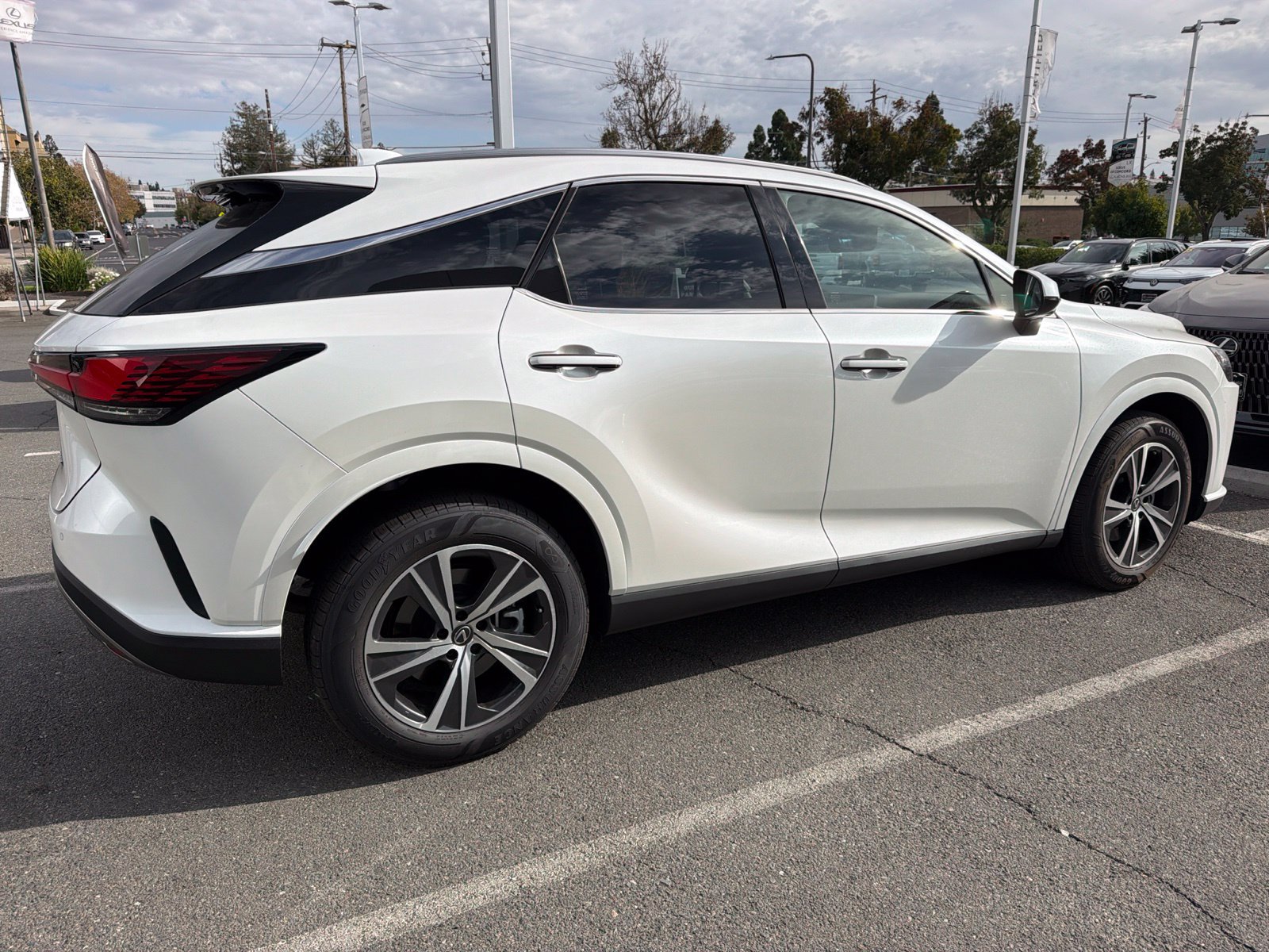 Used 2024 Lexus RX 350 Premium w/ Accessory Package (Z1) FWD image 2