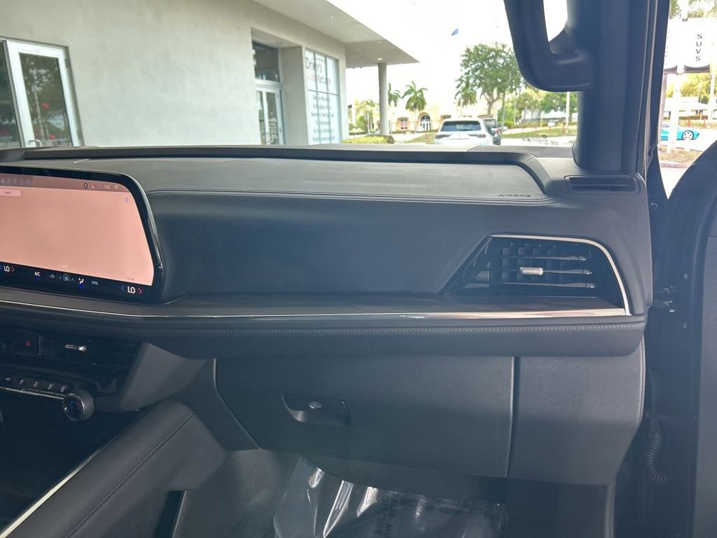 Used 2025 Chevrolet Suburban LS RWD image 23