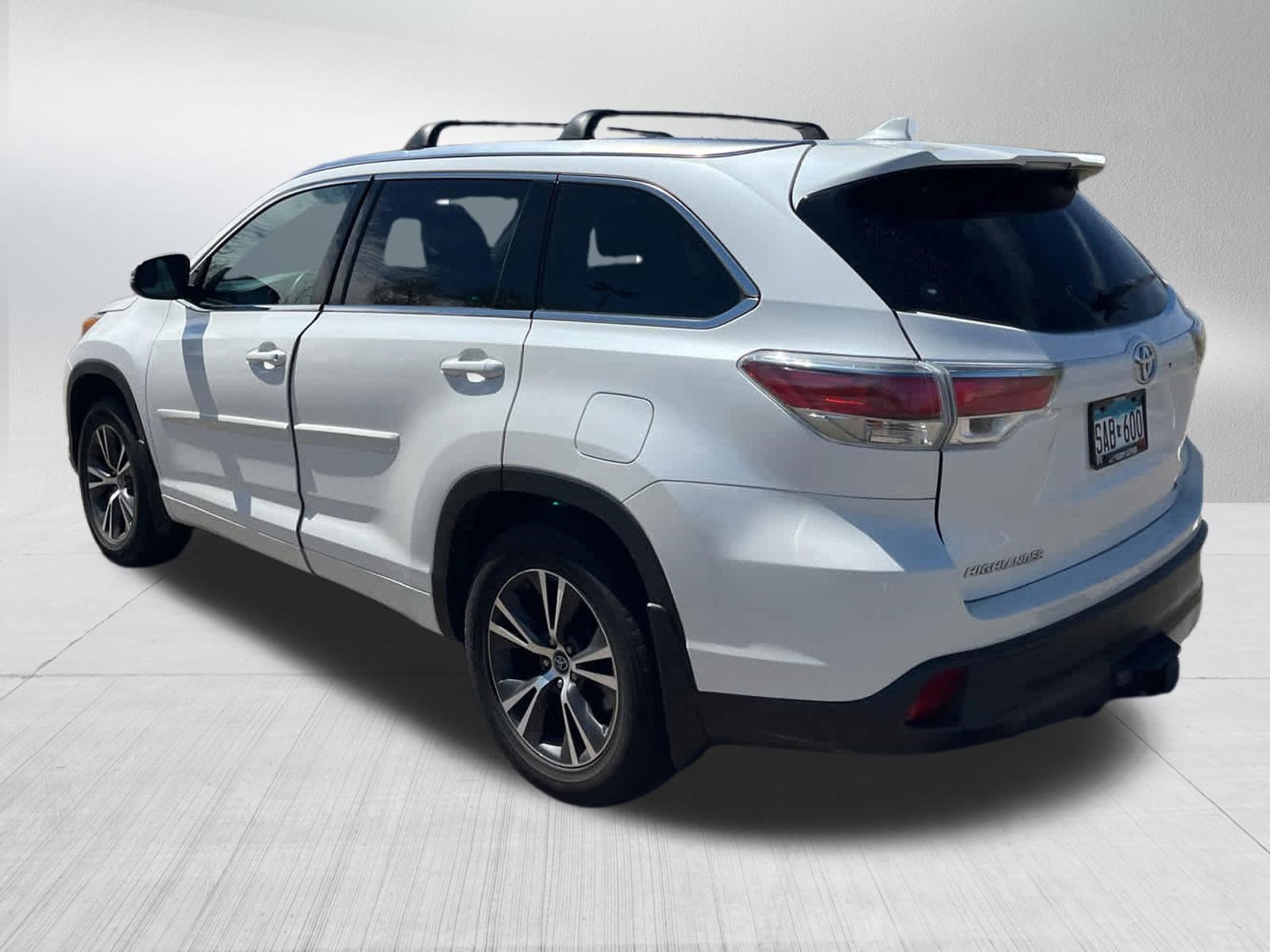 Used 2016 Toyota Highlander XLE AWD/4WD image 4
