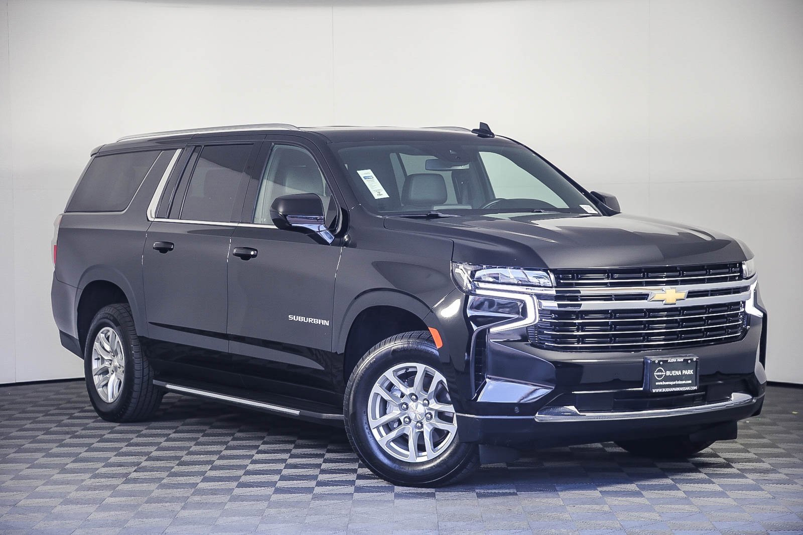 Used 2023 Chevrolet Suburban LT image 1