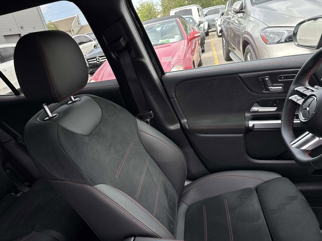 Used 2025 Mercedes-Benz GLB 250 image 11