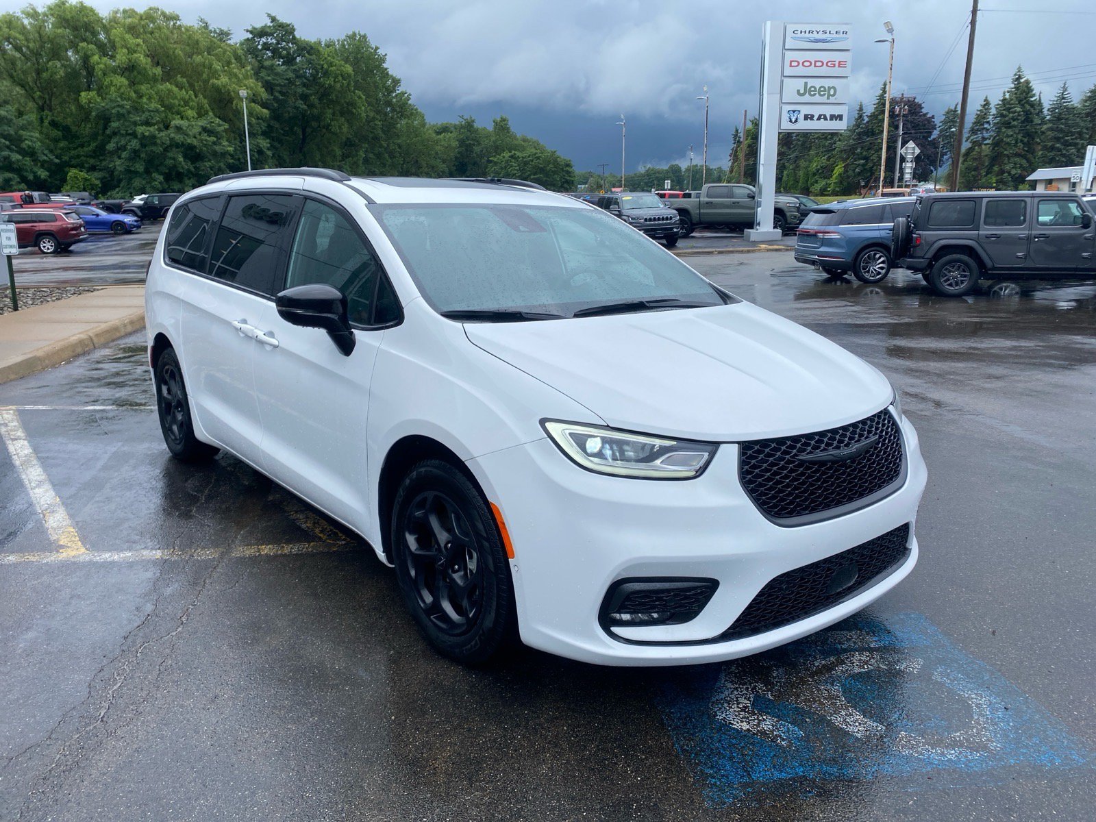 Used 2024 Chrysler Pacifica Premium FWD image 7