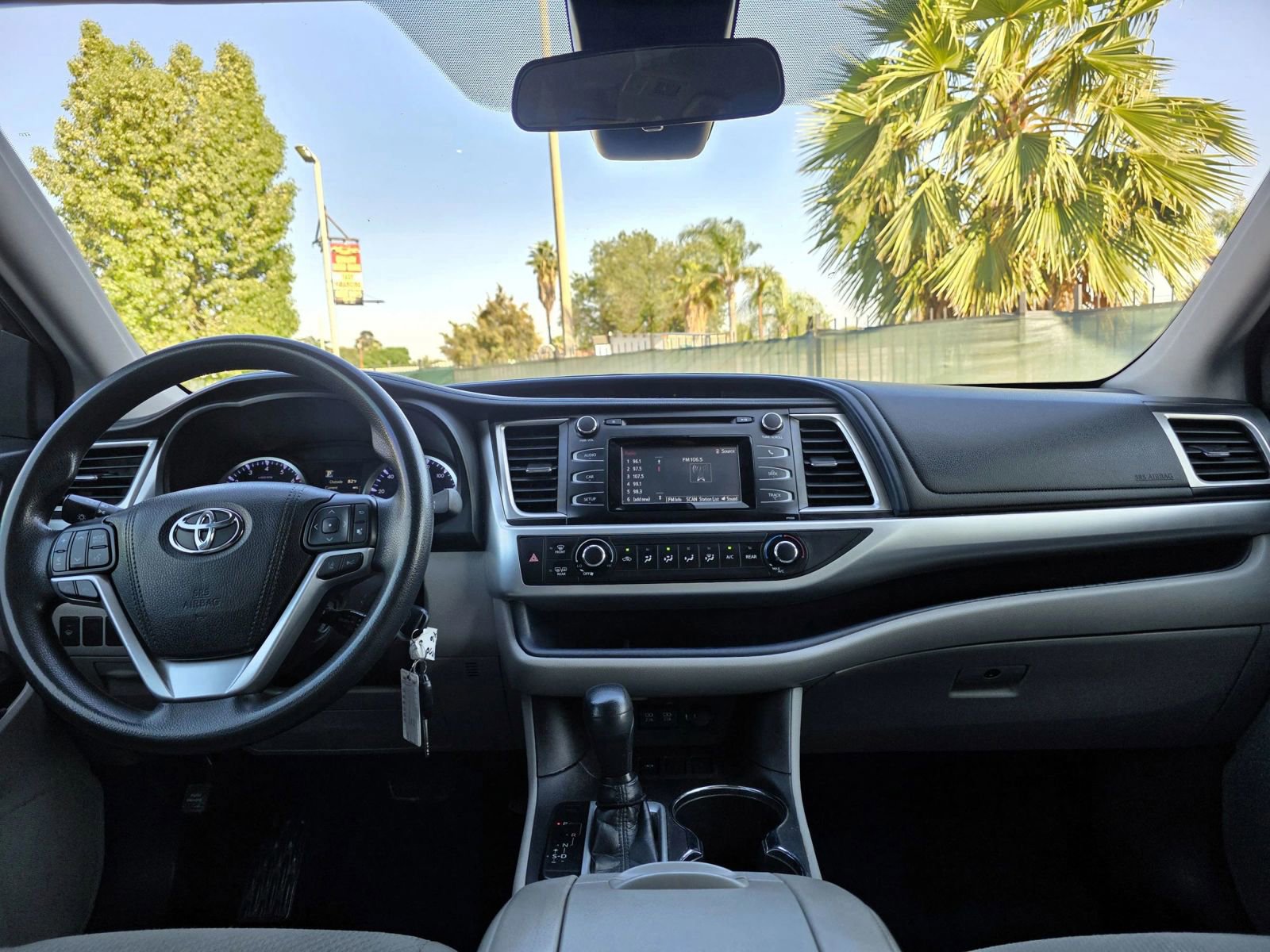Used 2018 Toyota Highlander LE w/ Carpet Mat Package (TMS) FWD image 5