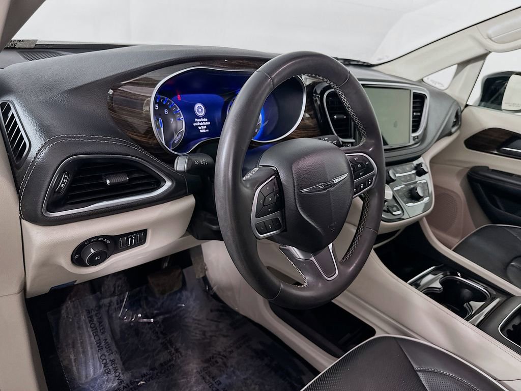 Certified 2024 Chrysler Pacifica Limited image 16