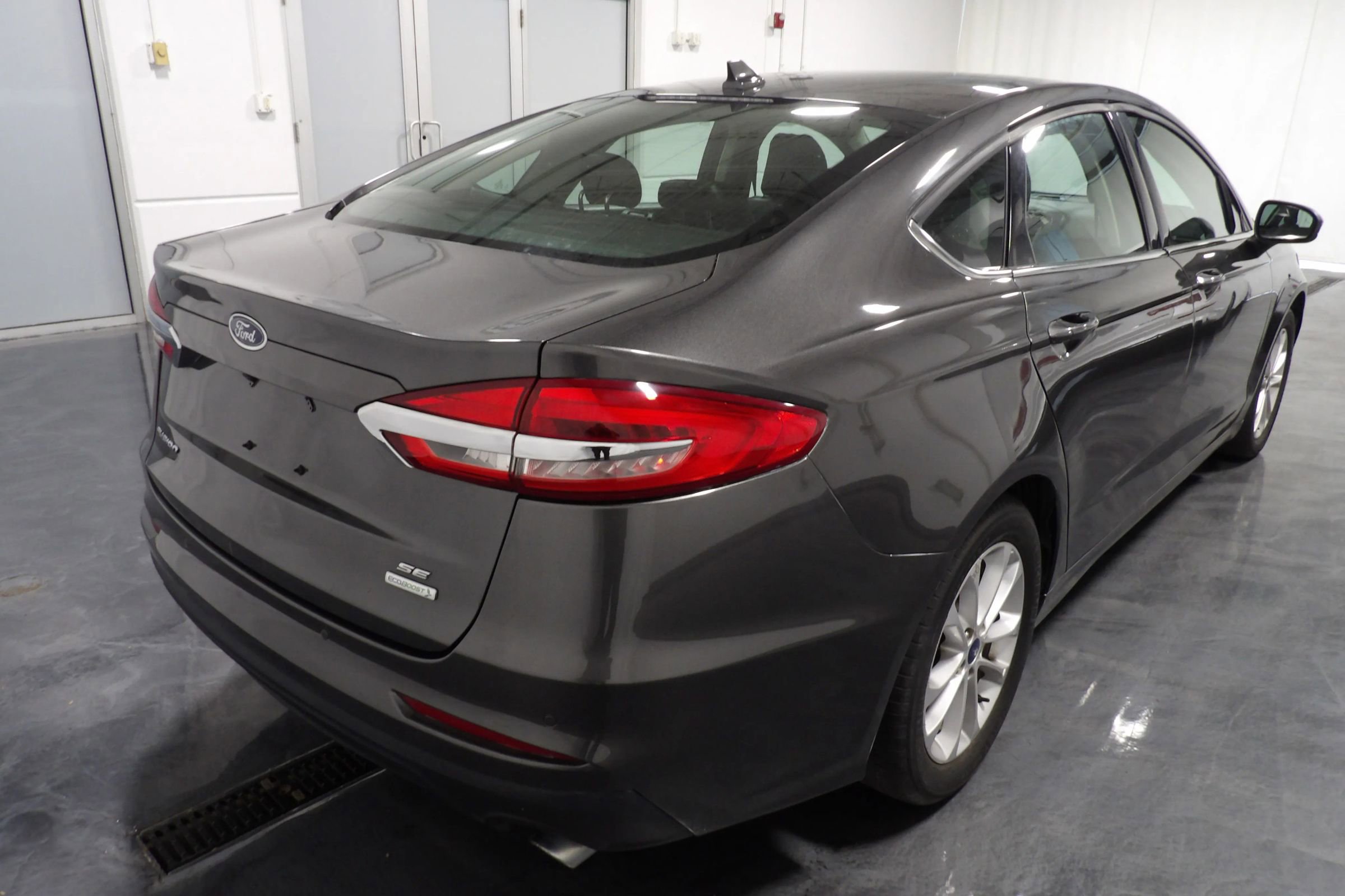 Used 2020 Ford Fusion SE image 2