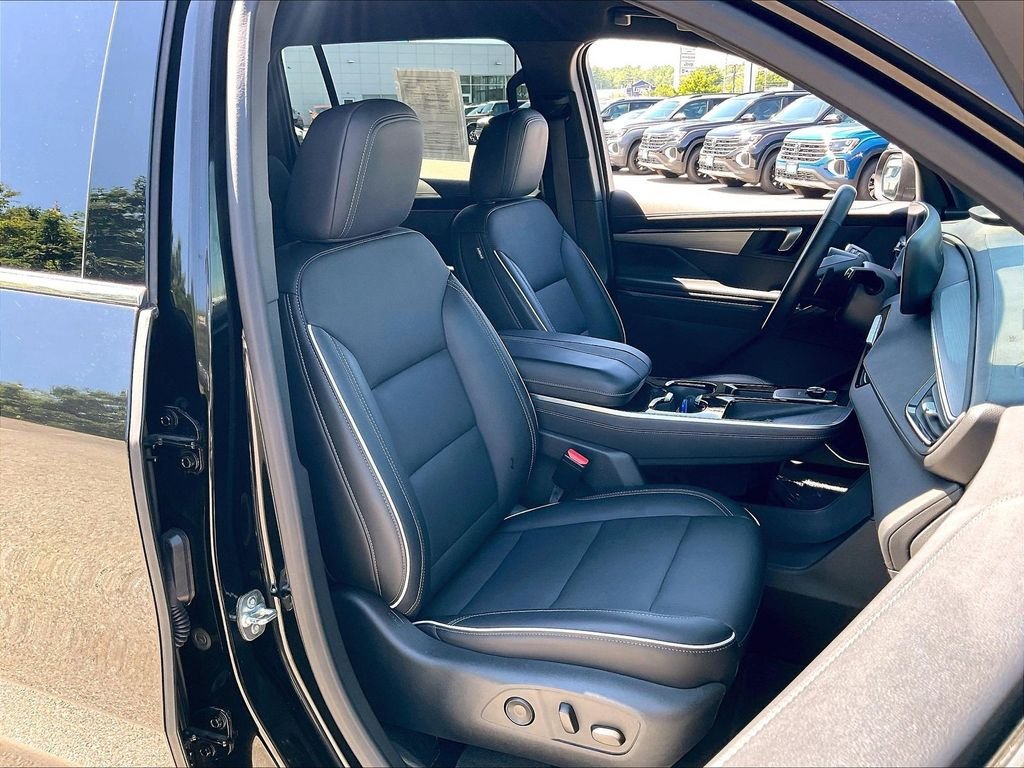 Used 2025 Buick Enclave Preferred AWD/4WD image 10