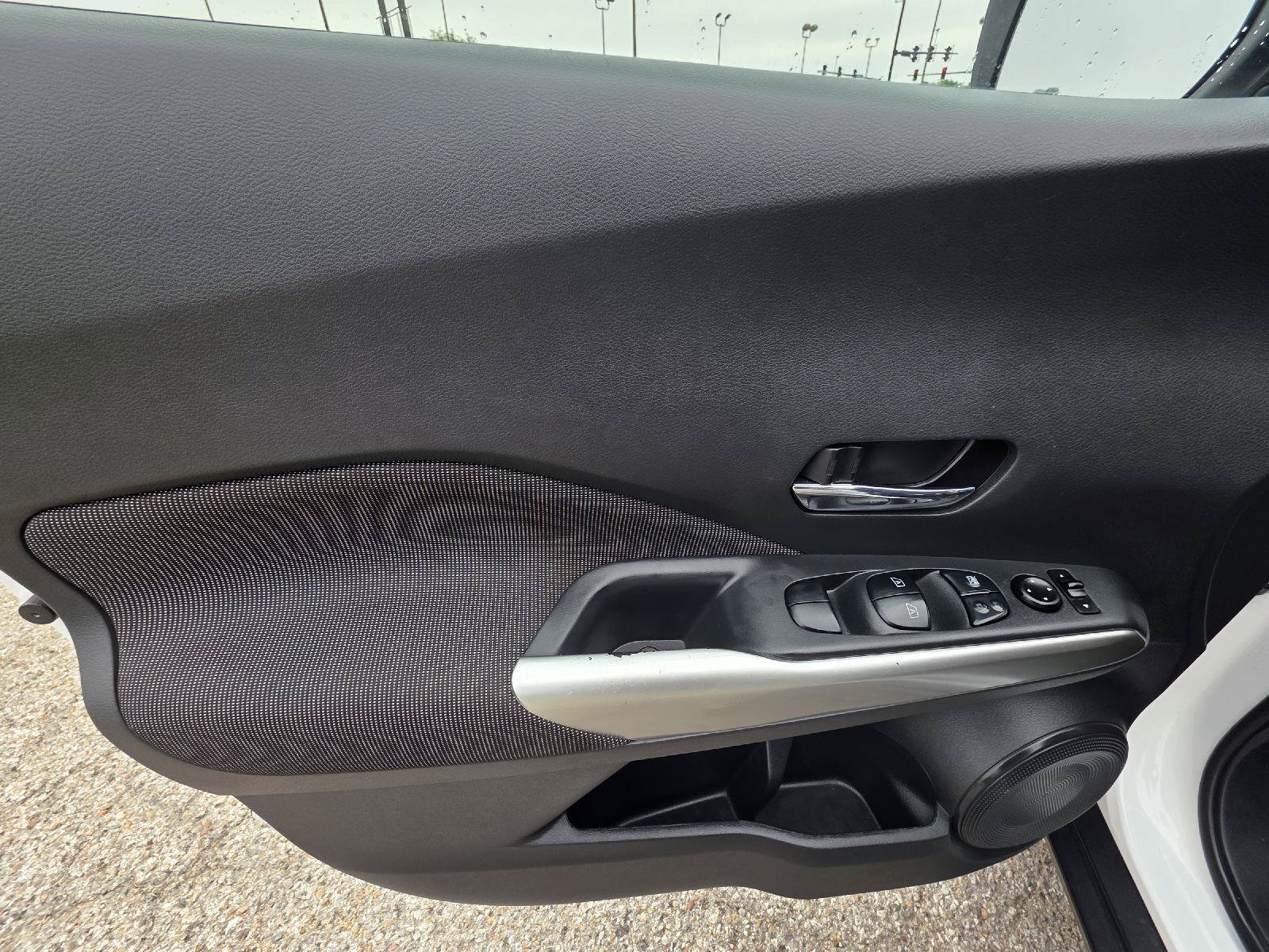 Used 2018 Nissan Kicks SV FWD image 32