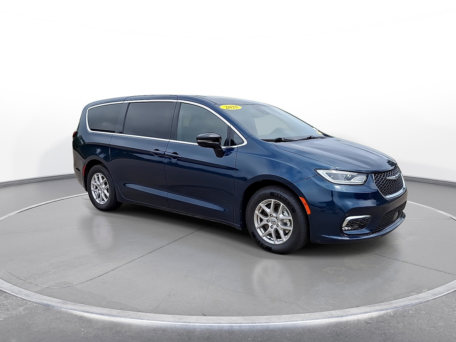 Used 2025 Chrysler Pacifica Select FWD image 2