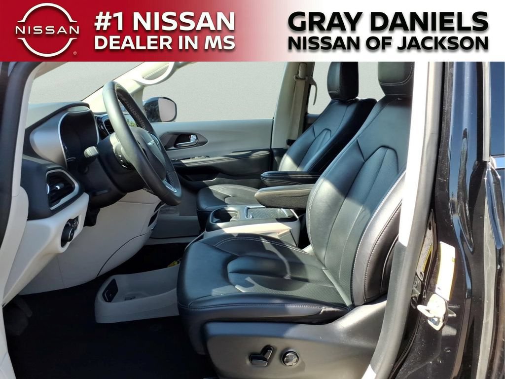 Used 2024 Chrysler Pacifica Touring-L FWD image 23
