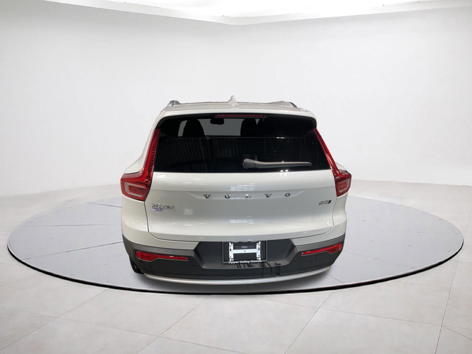 Used 2025 Volvo XC40 B5 Core image 8
