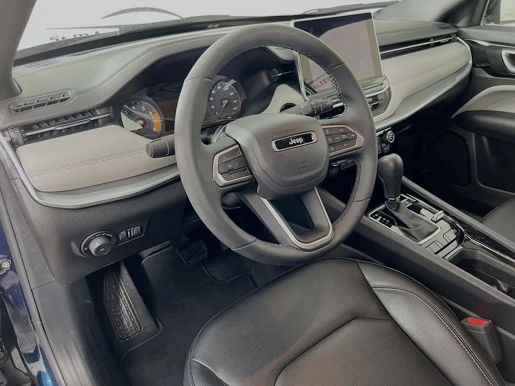 Used 2024 Jeep Compass Limited image 10