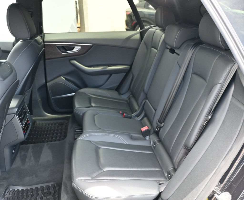 Used 2020 Audi Q8 Premium Plus w/ Premium Plus Package AWD/4WD image 19