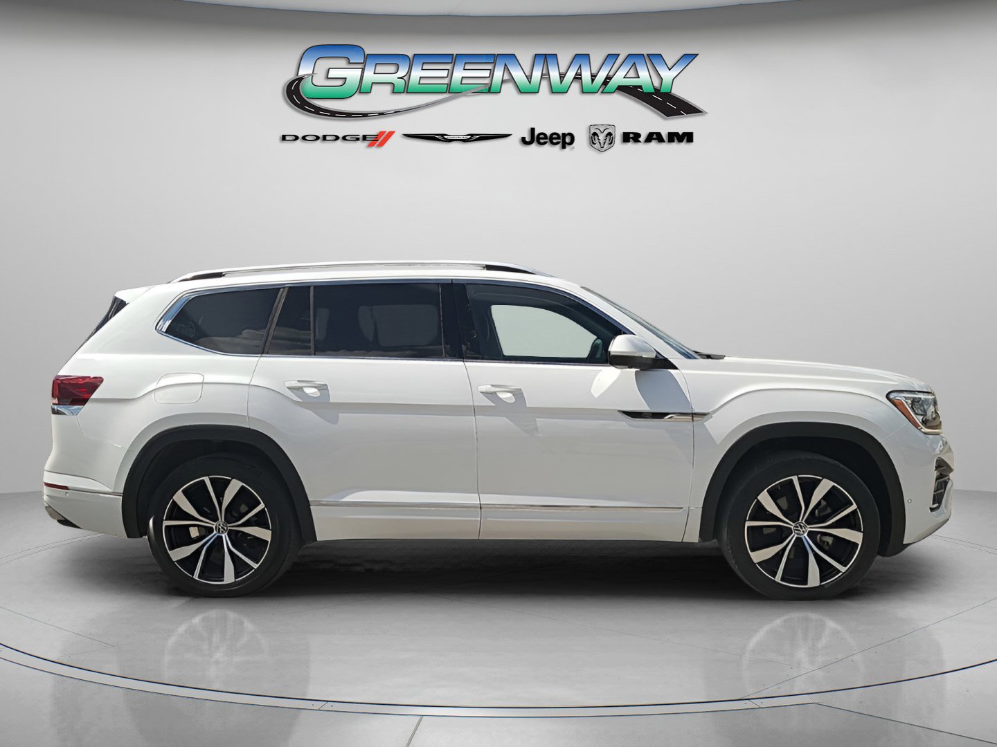 Used 2024 Volkswagen Atlas SEL Premium R-Line image 4