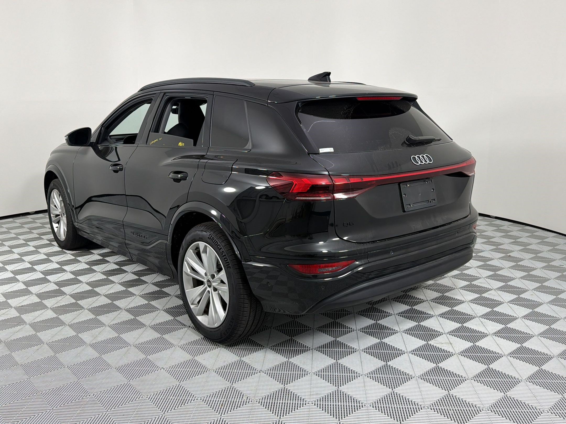 Used 2025 Audi Q6 e-tron Premium Plus w/ Premium Plus RWD image 3