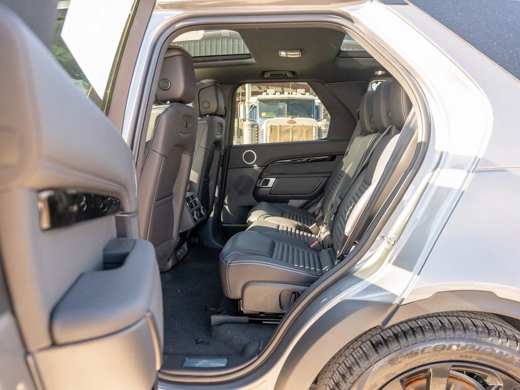 New 2025 Land Rover Discovery S image 19