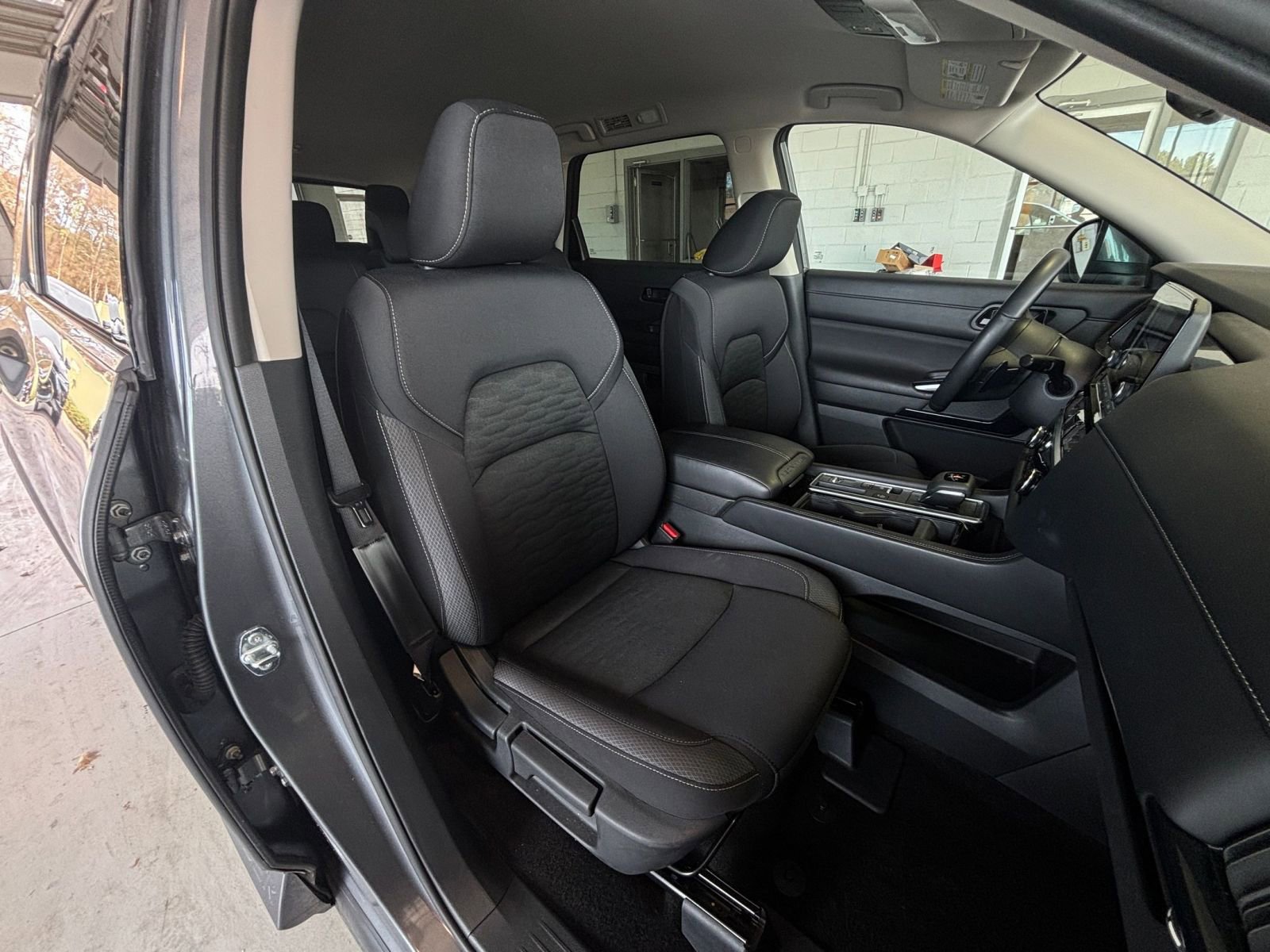 Used 2025 Nissan Pathfinder SV image 39