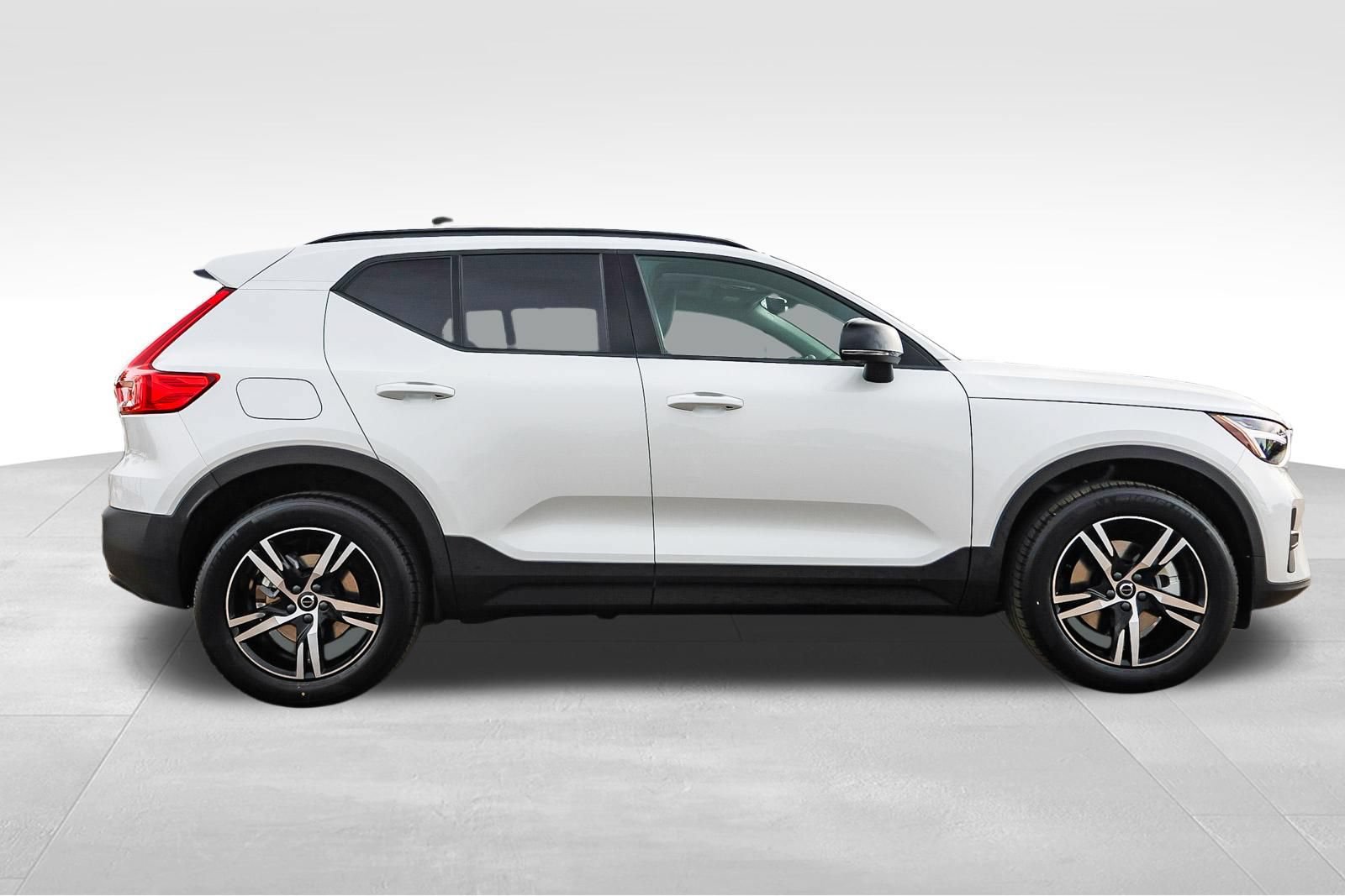 New 2026 Volvo XC40 B5 Core w/ Climate Package AWD/4WD image 4