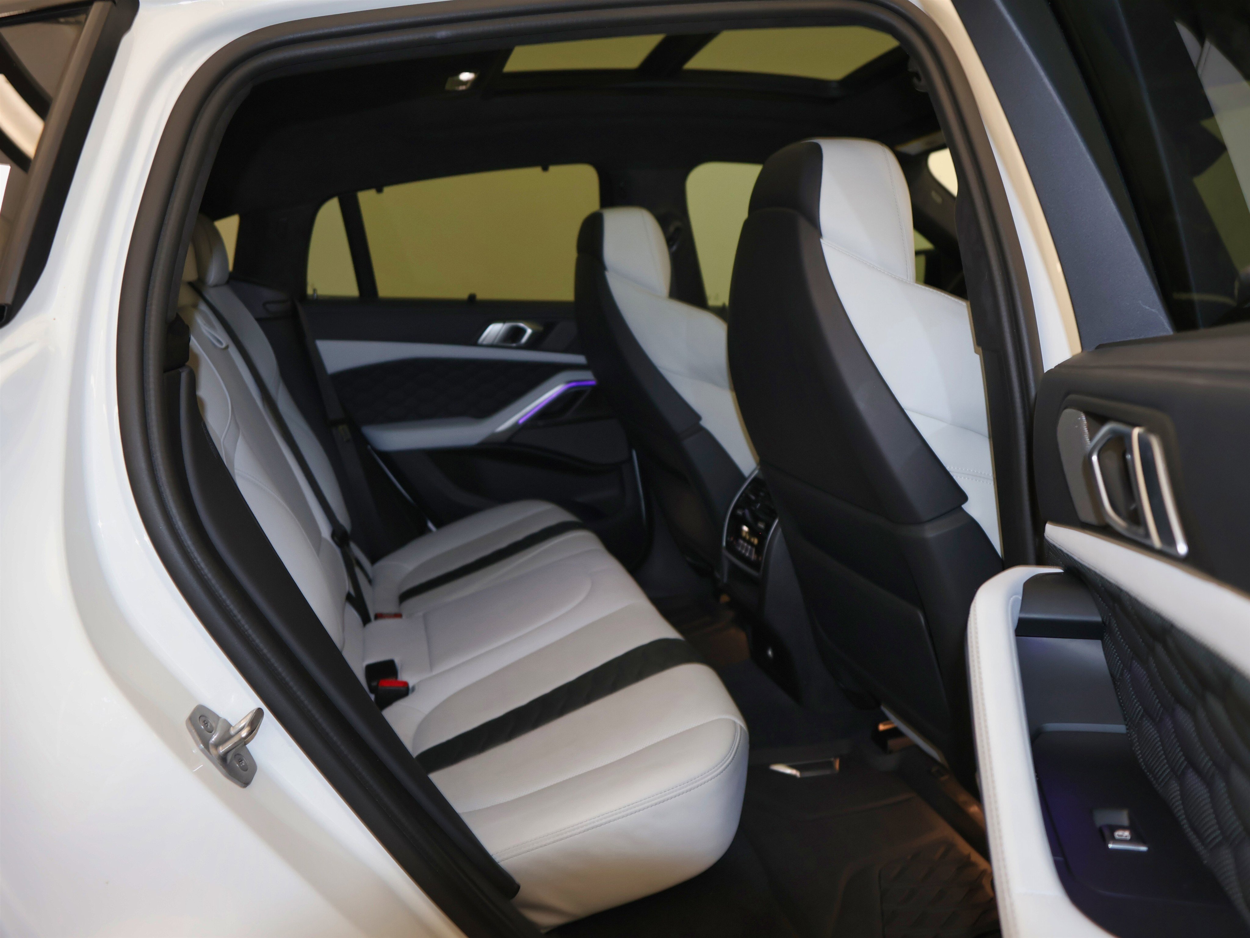 Used 2021 BMW X6 M w/ Executive Package image 54