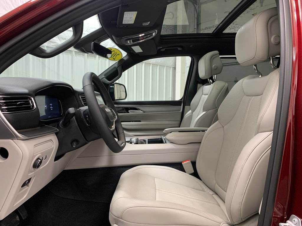 Used 2025 Jeep Wagoneer Series III w/ Premium Group I AWD/4WD image 17