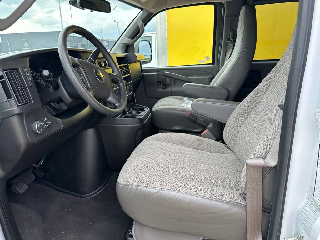Used 2025 Chevrolet Express 3500 LT w/ LT Preferred Equipment Group RWD image 3