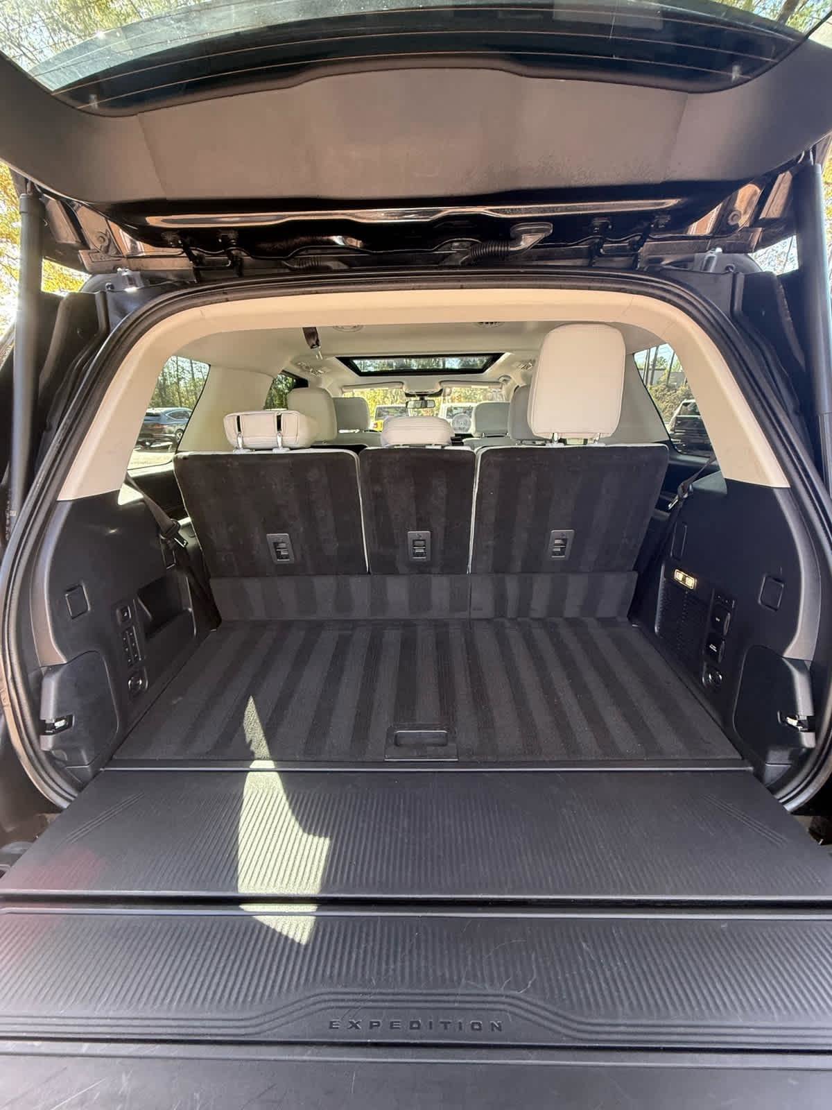 Used 2025 Ford Expedition Platinum image 18