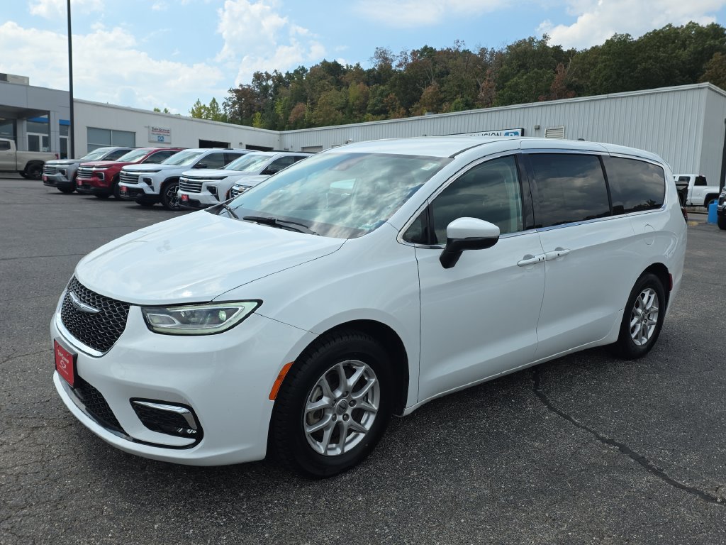 Used 2023 Chrysler Pacifica Touring-L FWD image 4