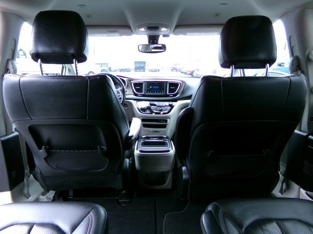 Used 2019 Chrysler Pacifica Touring-L image 17