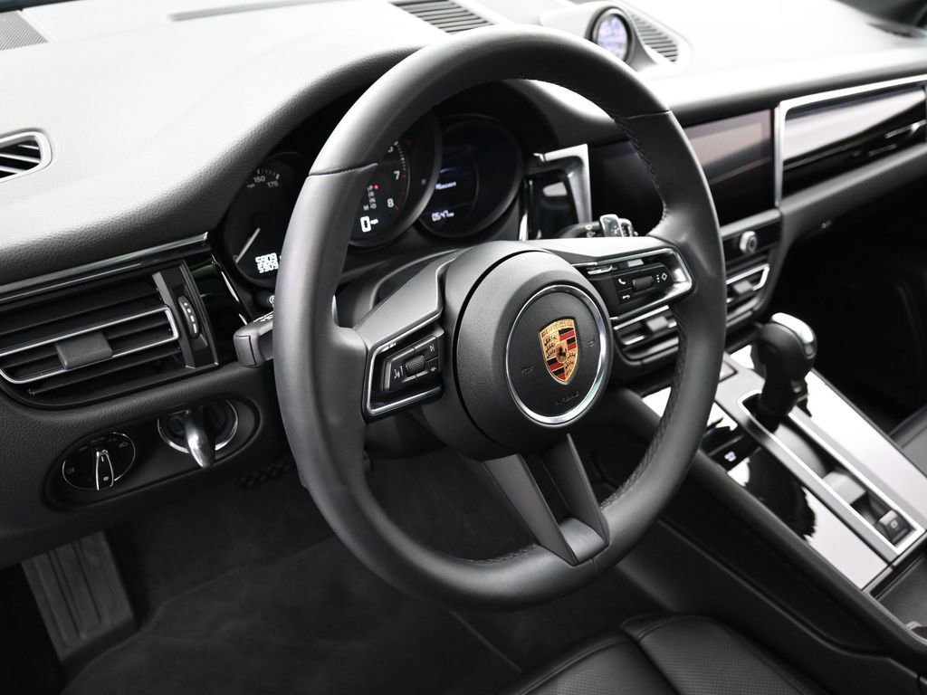 Certified 2025 Porsche Macan image 17