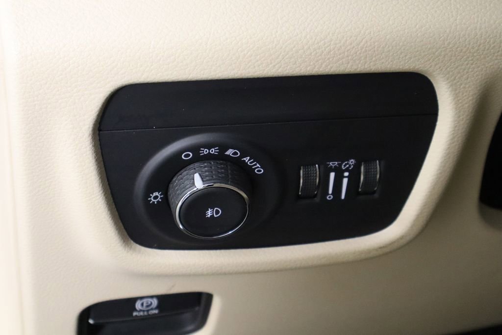 Used 2023 Jeep Grand Cherokee Limited image 19